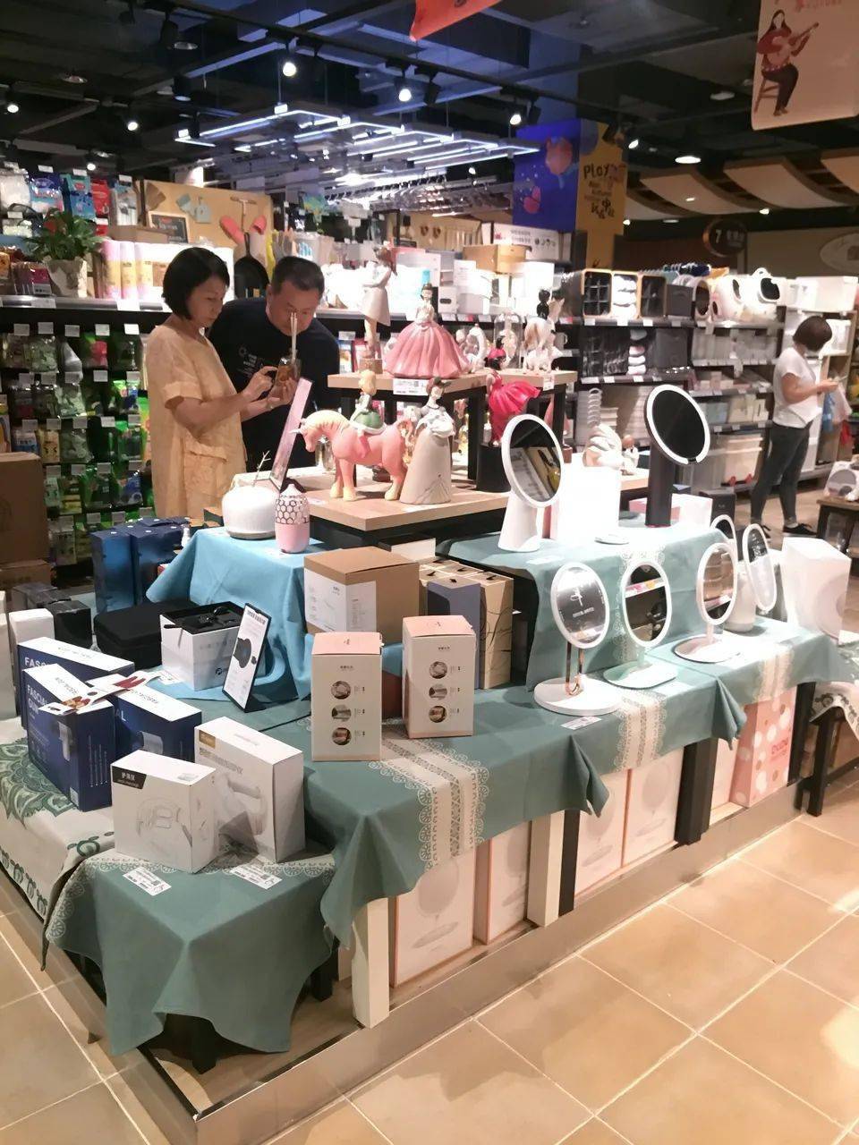 匠心獨(dú)運(yùn)，美學(xué)呈現(xiàn)——胖東來九月化妝品陳列藝術(shù)賞析